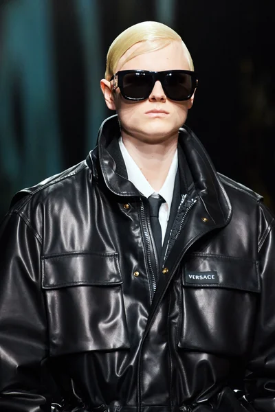 Look 16